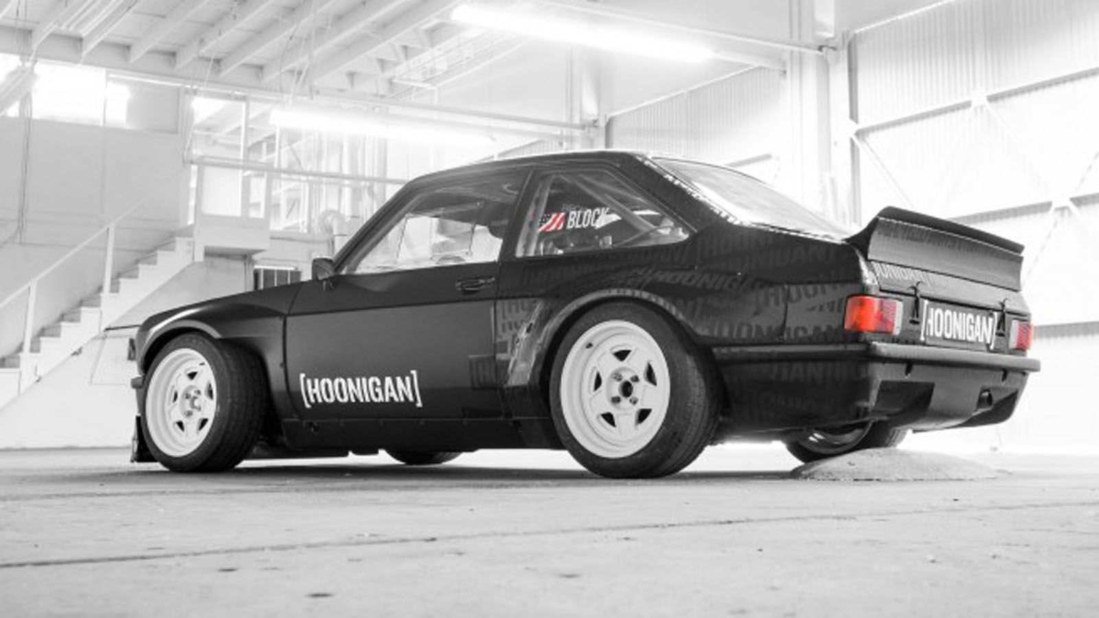 Χαμηλωμένο και με body kit από την ιαπωνική Rocket Bunny.