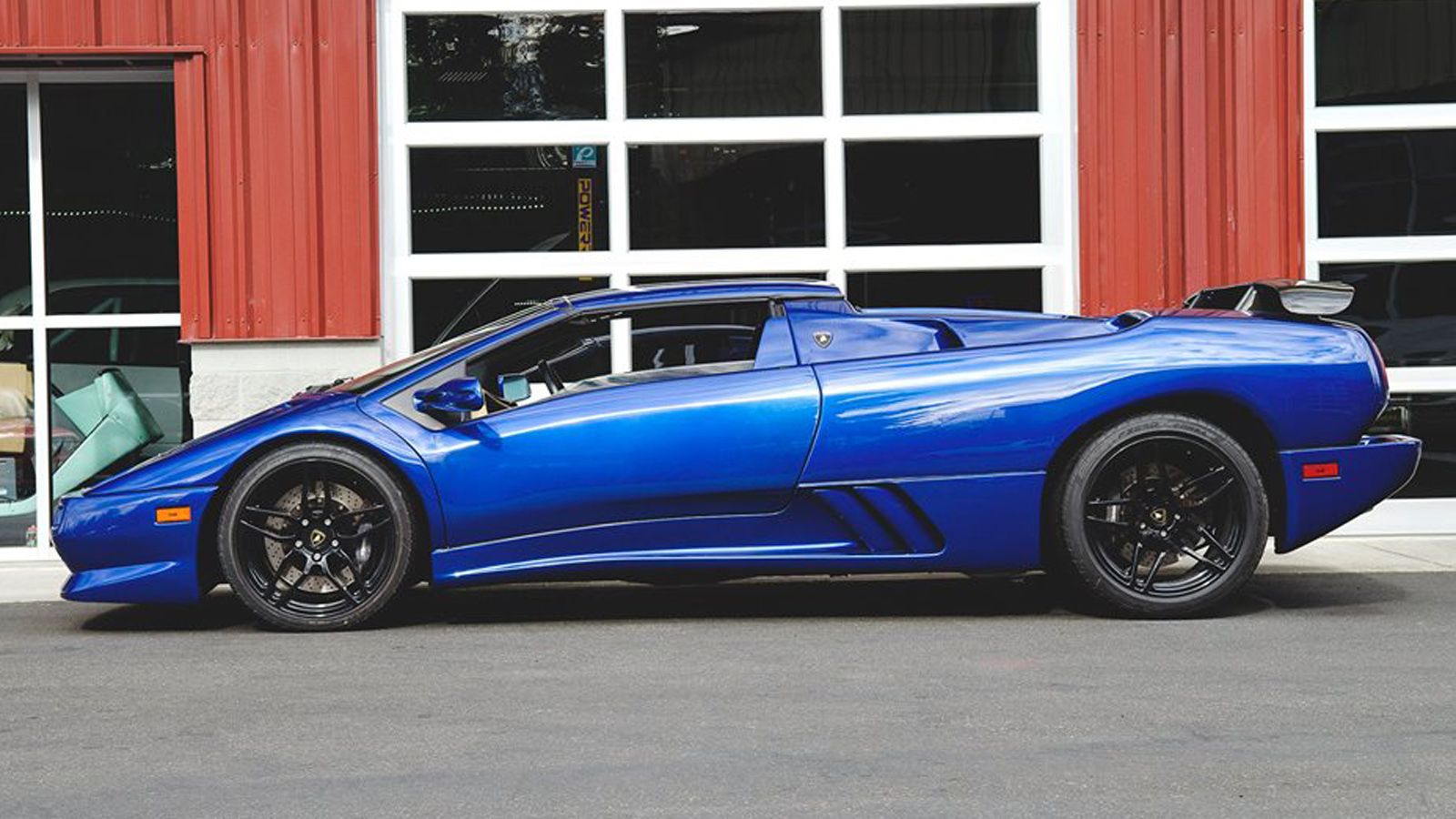 Το χτώμα της συγκεκριμένης Diablo Roadster ονομάζεται Blue Flake και είναι μοναδικό.
