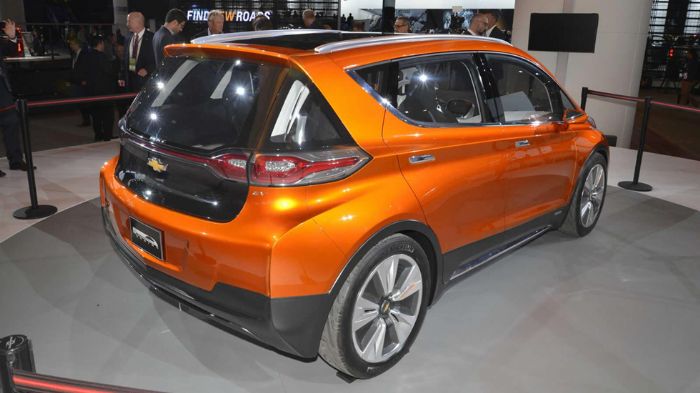 Tο Chevrolet Bolt EV να σημειώσουμε ότι έχει κατασκευαστεί από ελαφριά υλικά όπως αλουμίνιο, ανθρακόνημα, μαγνήσιο και …συρματόπλεγμα. 