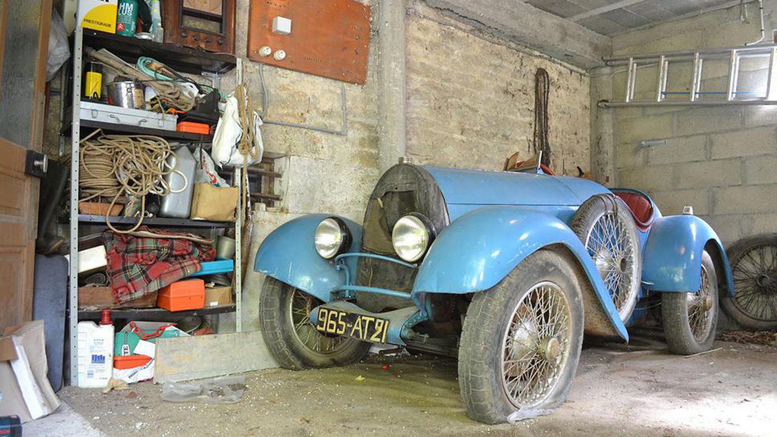 Η Bugatti Brescia αποτελεί ένα από τα 12 αντίτυπα του μοντέλου με αριθμό σασί 2628. Ήταν παρατημένη σε αχυρώνα και οδηγείται σε δημοπρασία, όπου αναμέ