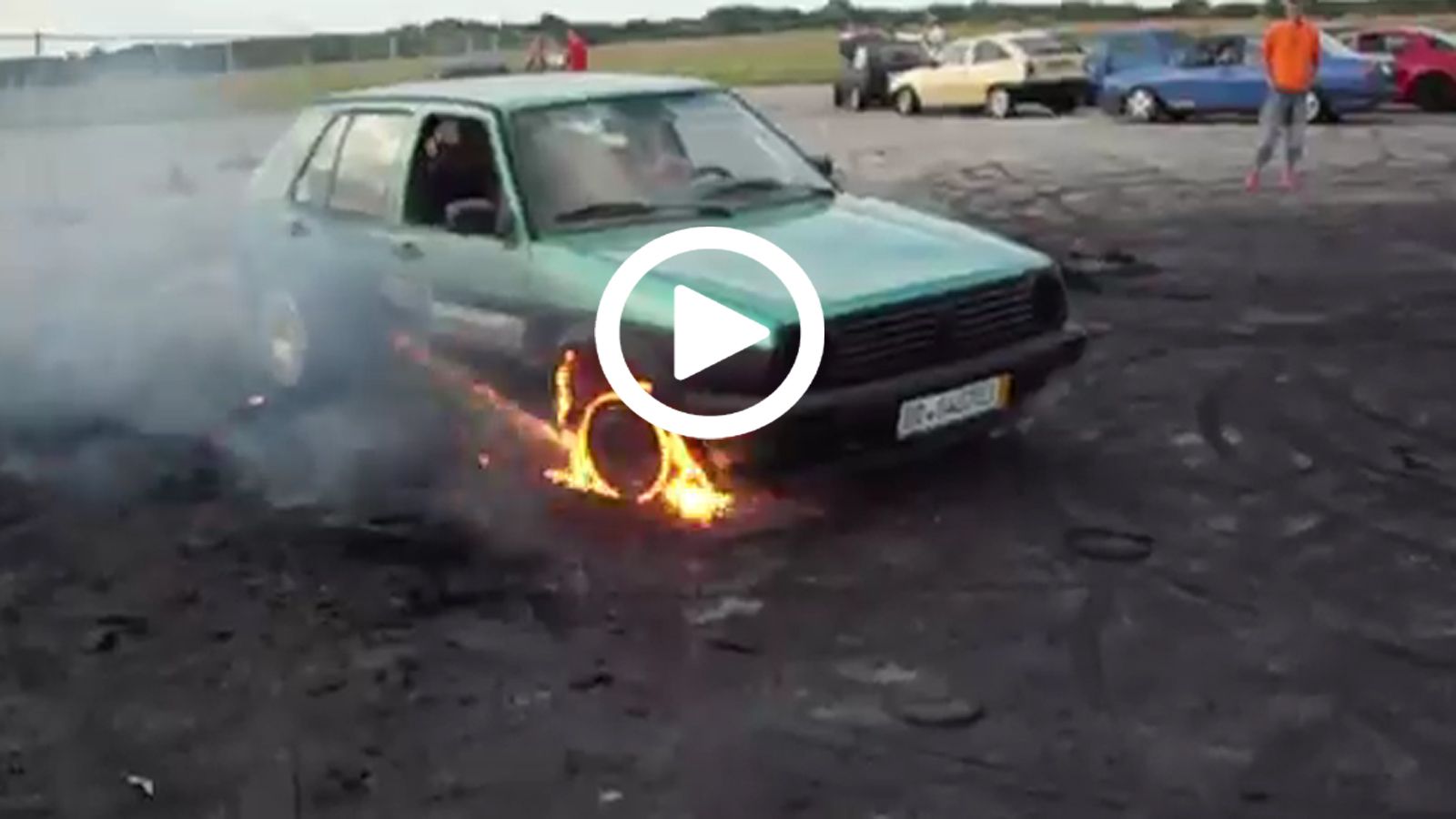 Το βραβείο «burnout» πηγαίνει, χωρίς καμία αμφιβολία, στο συγκεκριμένο Golf και στο οδηγό του. Έβαλε φωτιά ακόμη και στην άσφαλτο. 
