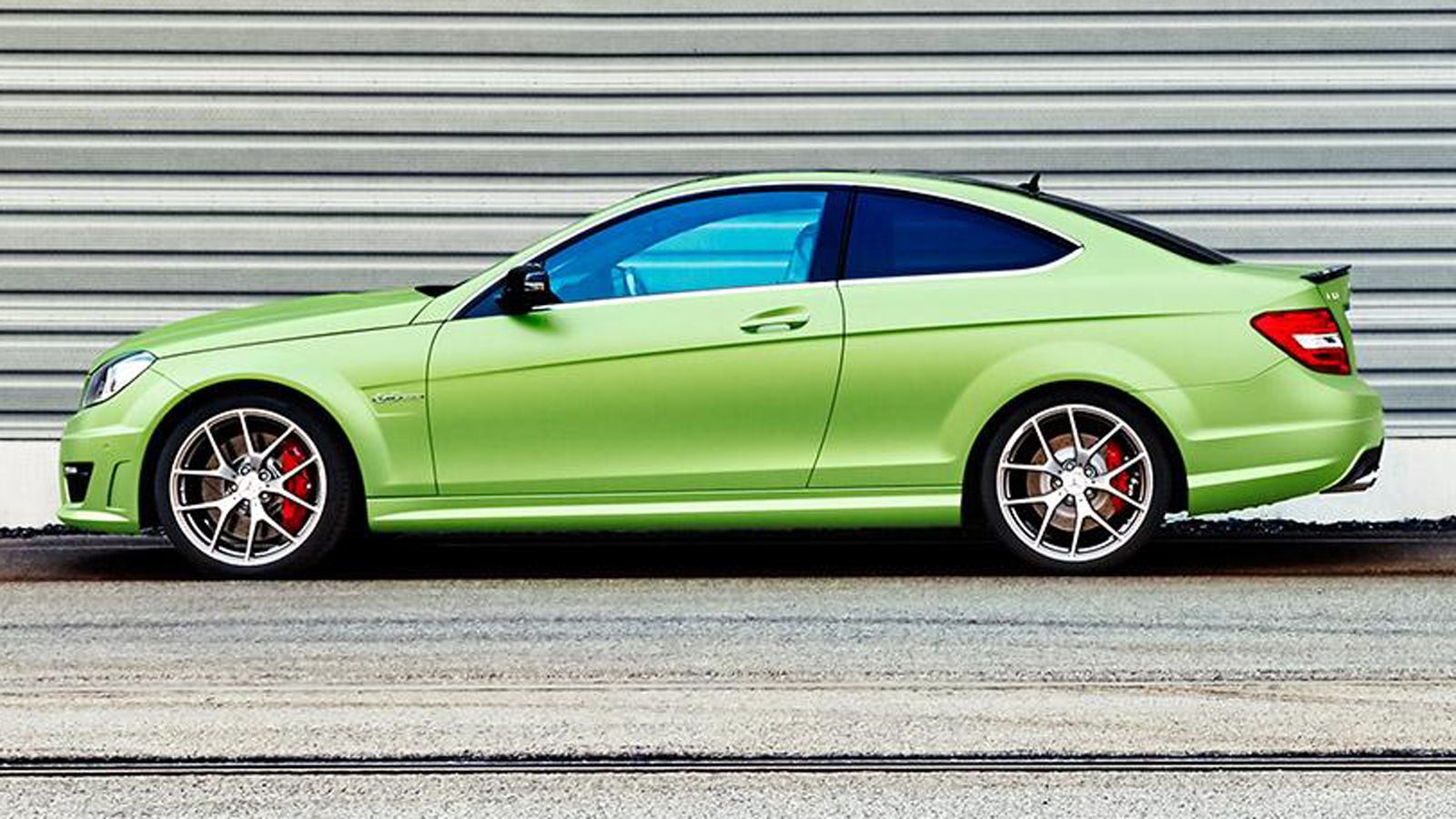 Η C63 AMG Coupe μας αποχαιρετά με αυτό το λαχανί χρώμα.