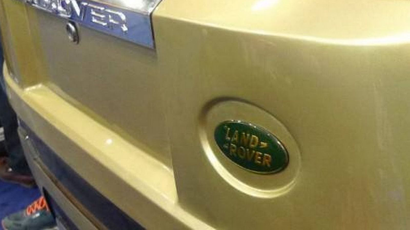 Πίσω το Χ1 γράφει το ακατανόητο «CNEVROVER», ενώ φιλοξενεί και το σηματάκι της Land Rover. 