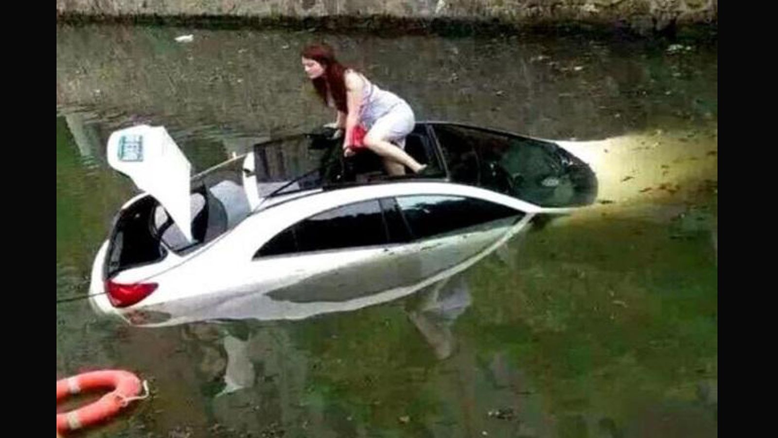 Επιχειρώντας η Κινέζα να ξεπαρκάρει από ένα parking, για κάποιο λόγο έβαλε κατά λάθος την όπισθεν στο αυτόματο κιβώτιο και το αυτοκίνητο βρέθηκε σε έν