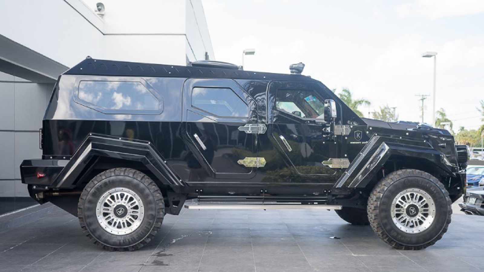 Αρχική χρήση του Conquest Knight XV είναι για τον στρατό και είναι σε θέση να αντέξει ακόμα και επίθεση από πυραύλους.