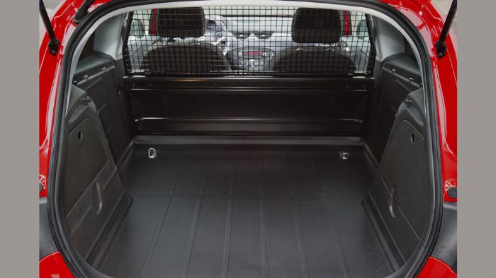 Το νέο Corsavan είναι σε θέση να υποστηρίξει φορτία με όγκο έως 920 λτ., ενώ και το ωφέλιμο φορτίο του οχήματος έχει αυξηθεί κατά 21 κιλά σε σχέση με 