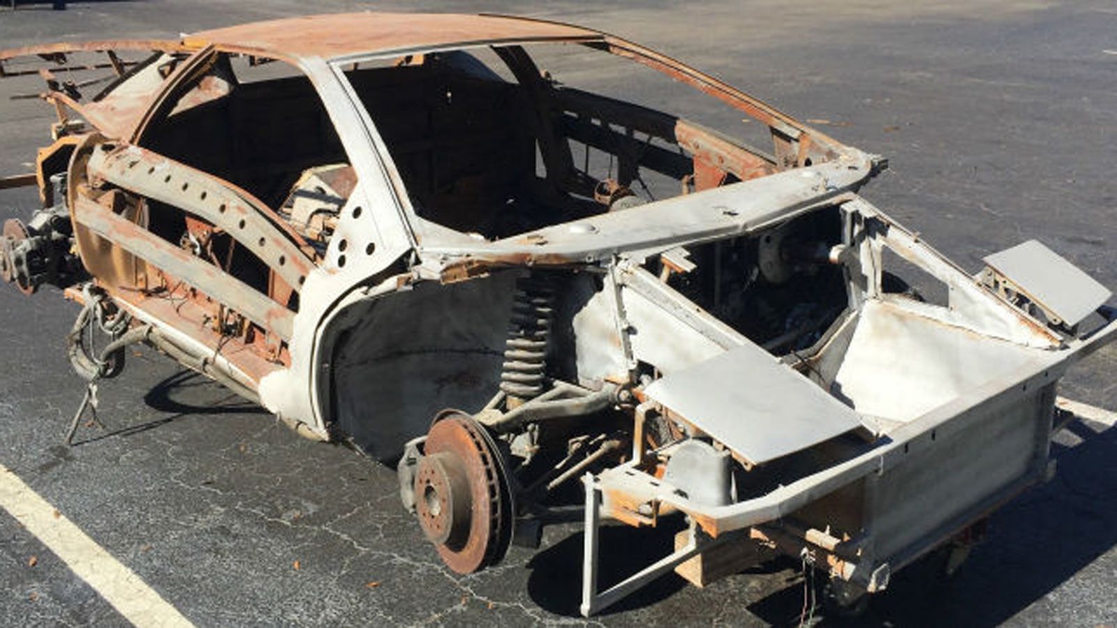 Και όμως... το κουφάρι αυτής της Lamborghini πουλήθηκε για 4.000 ευρώ.