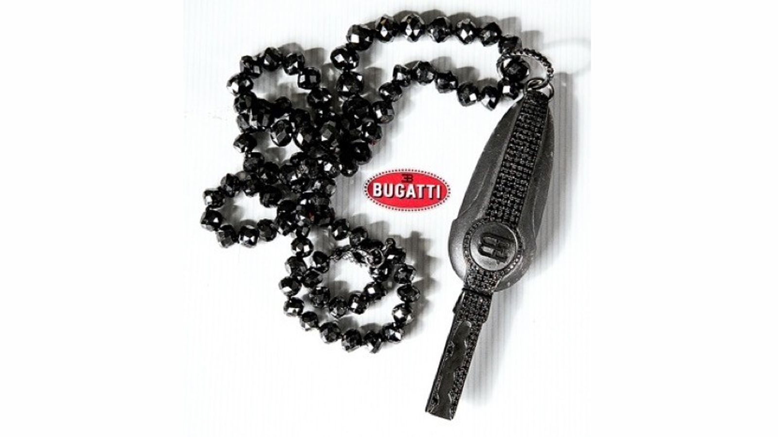 Είναι κατασκευασμένο από λευκό χρυσό 18 καρατίων και διακοσμείται από μαύρα διαμάντια 10 καρατίων. Η αλυσίδα που το συνοδεύει αποτελείται από διαμάντι