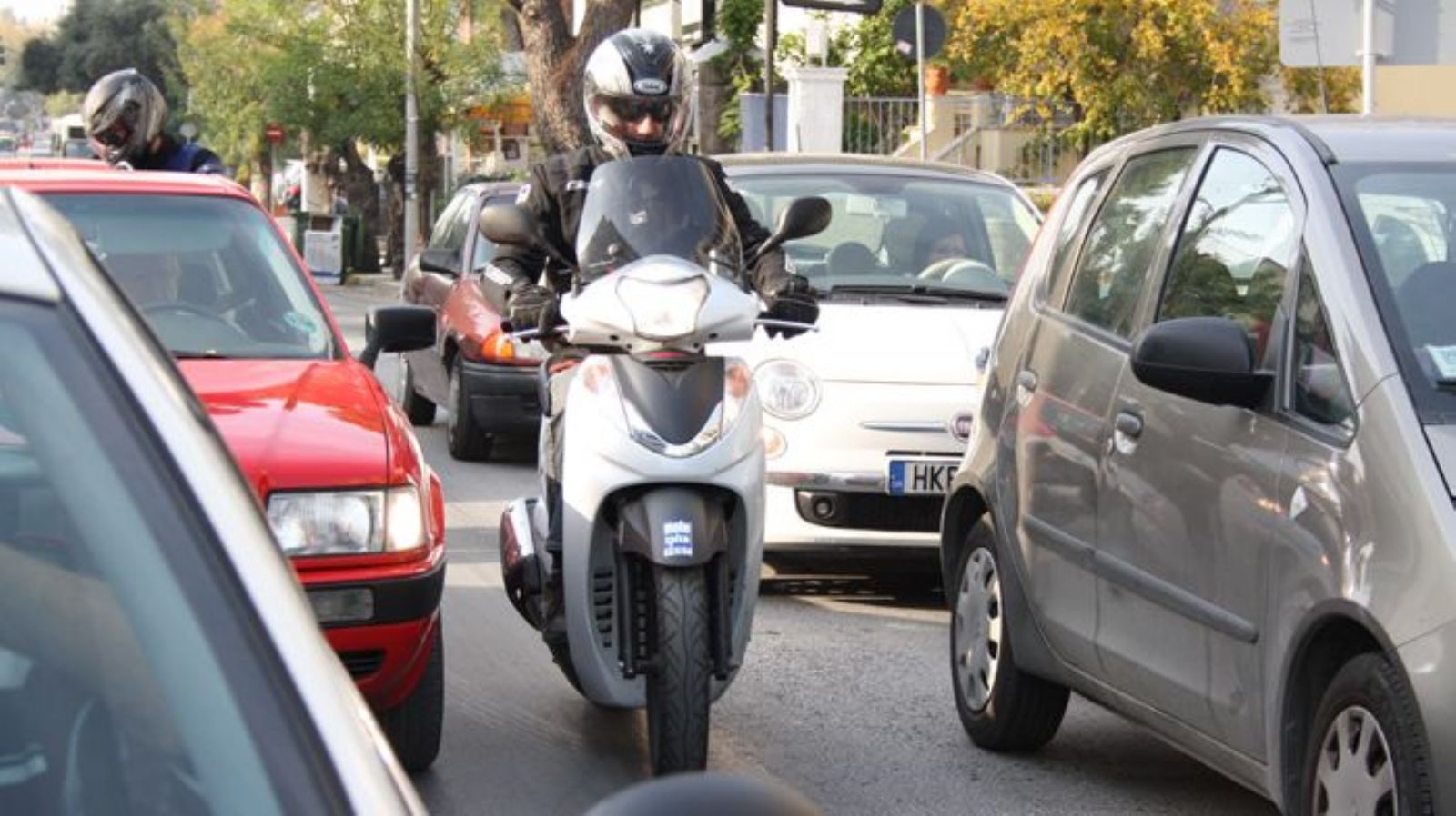 Ανάμεσα σε αυτοκίνητα, θα πρέπει να κινείσαι με μικρή ταχύτητα, αλλά και να είσαι πάντα σε ετοιμότητα.