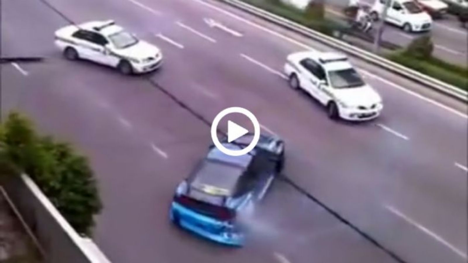 Driftάρει μπροστά σε αστυνομικούς
