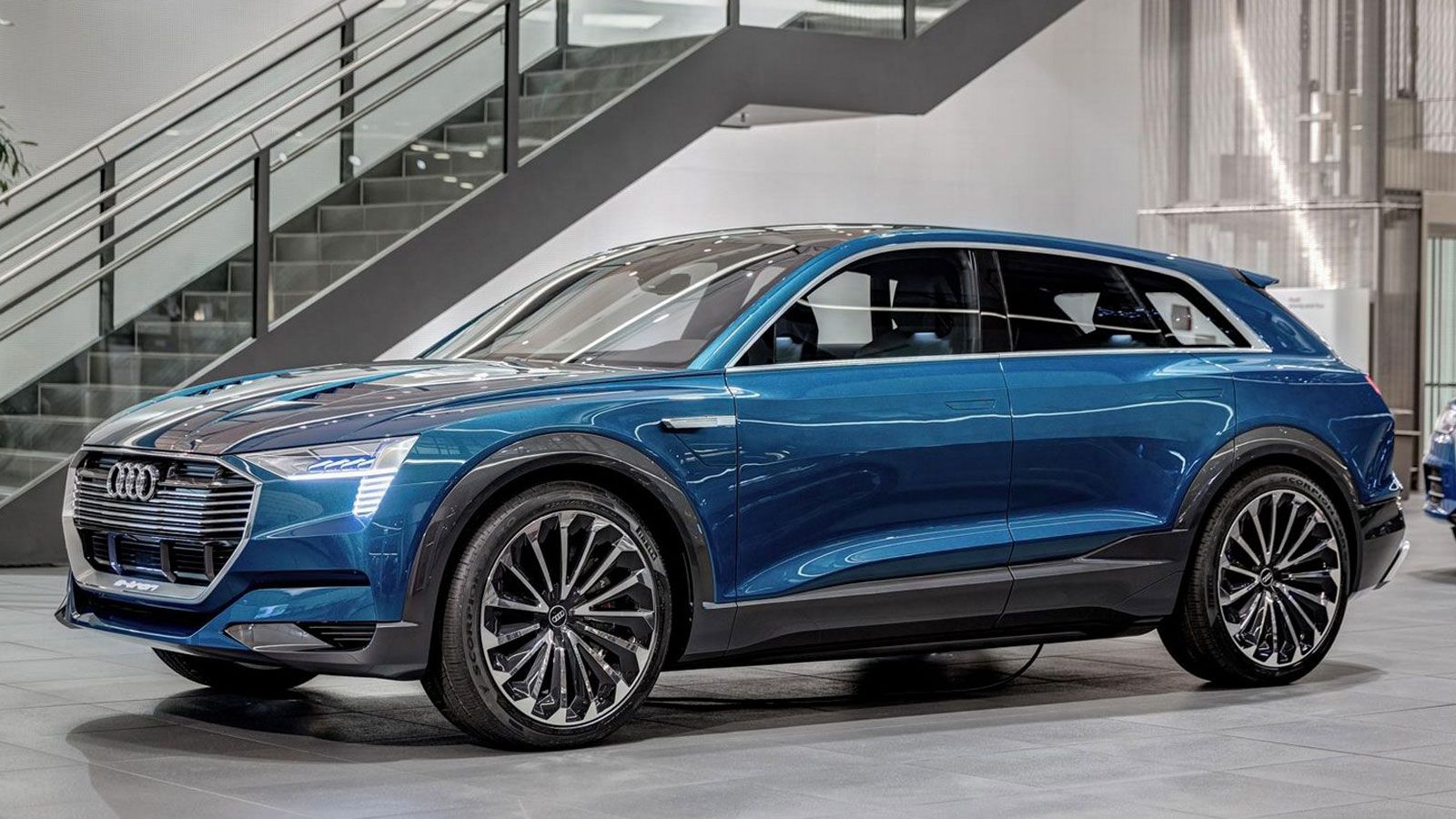 Το e-tron quattro concept διαθέτει μια συμπαγή εμφάνιση, στην οποία αρχικά ξεχωρίζει μεγάλη εξάγωνη γρίλια στο εμπόσθιο μέρος.