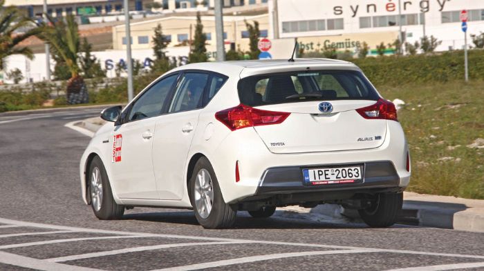 Το ιδιαίτερο στην υβριδική έκδοση του Auris (φωτό) είναι η ησυχία στην καμπίνα αφού ξεκινάς με τον ηλεκτροκινητήρα. Υπό πίεση το Auris HSD είναι σβέλτ