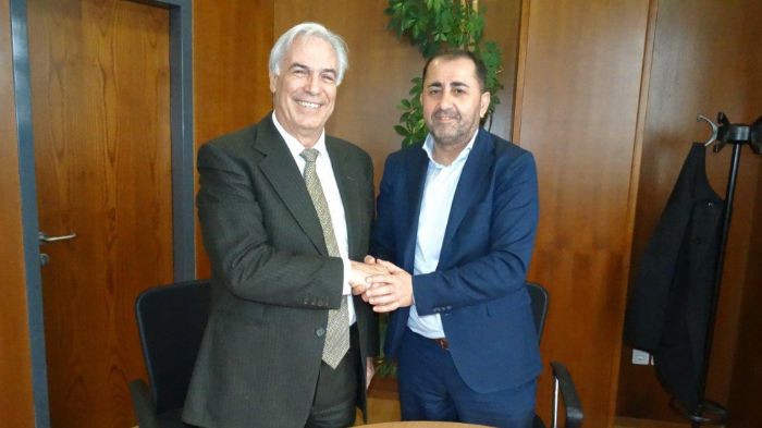 Ο Διευθυντής του ΙΜΕΤ/ΕΚΕΤΑ ομ. Καθ. Γ. Γιαννόπουλος (αριστερά) και ο Πρόεδρος της ΟΦΑΕ κ. Απ. Κενανίδης (δεξιά) κατά την υπογραφή του Συμφώνου.  