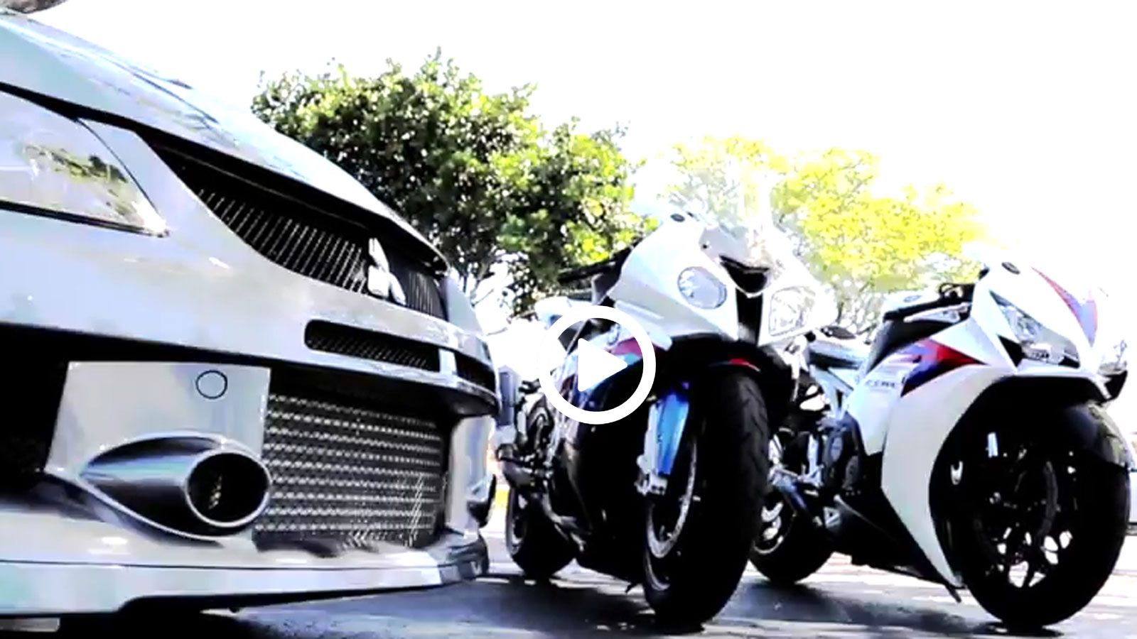 Μία βελτιωμένη BMW S1000RR και μία Honda CBR1000 τα βάζουν με ένα επίσης βελτιωμένο Evo IX.