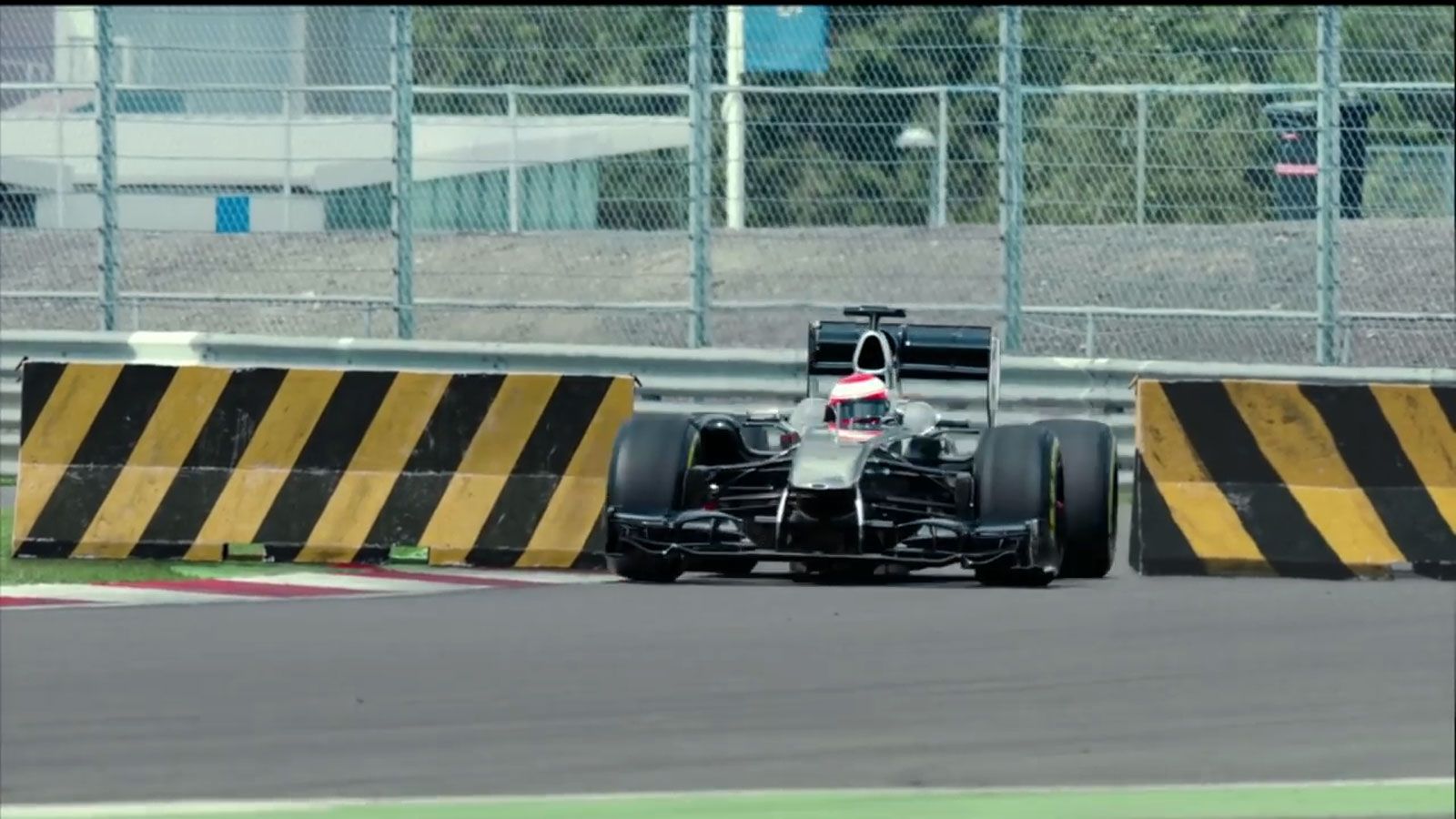 Ο Jenson Button, με την MP4-26 του 2011, γυρίζει την πίστα του Silverstone περνώντας από άνοιγμα 2,4 μέτρων, δηλαδή ο πιλότος μπορεί να εκμεταλλευτεί 