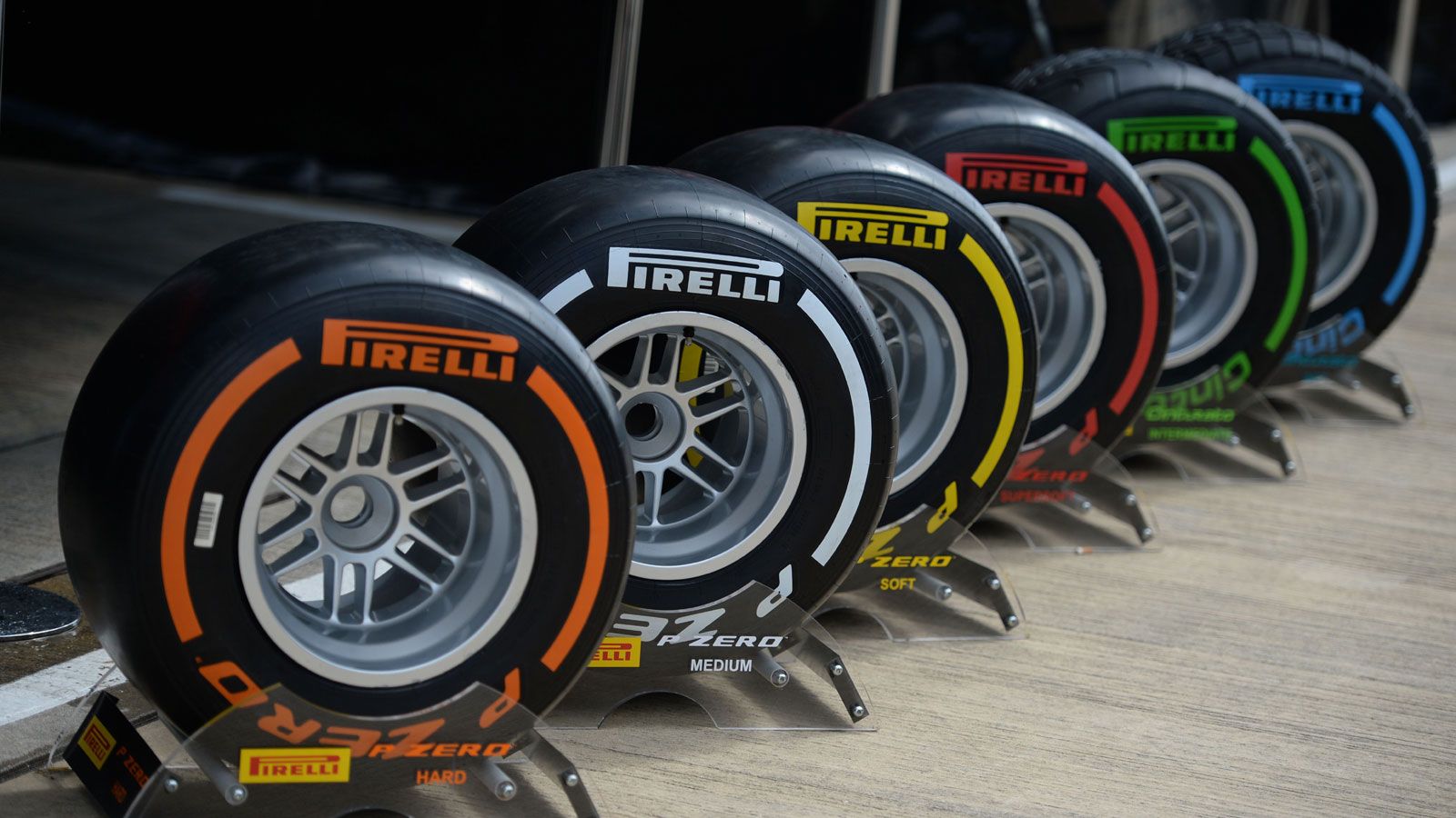 Η Pirelli ανακοίνωσε τις διαθέσιμες γόμες και τα Grand Prix του Bahrain και της Κίνας. 