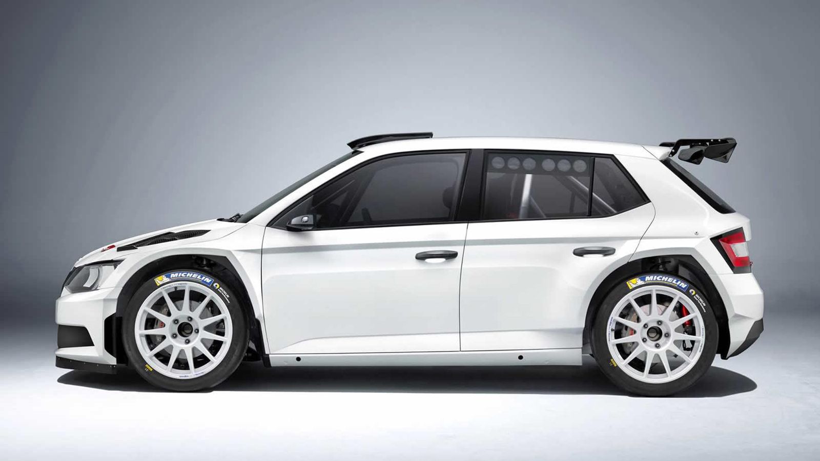 Βάσει προδιαγραφών, η νέα Fabia R5 είναι τετρακίνητη και διαθέτει ένα turbo 1.600άρι μοτέρ, το οποίο αποδίδει τουλάχιστον 270 ίππων, ενώ συνεργάζεται 