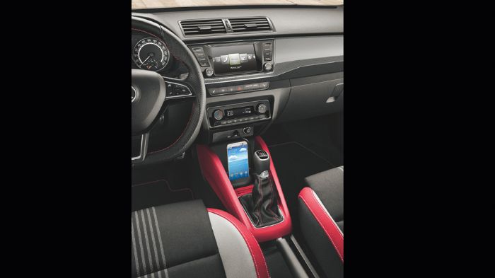 Στο εσωτερικό, παρατηρούμε το δερμάτινο τριάκτινο σπορ τιμόνι, τα σπορ καθίσματα αποκλειστικής σχεδίασης, αλλά και πλήθος άλλων στοιχείων που βρίσκοντ