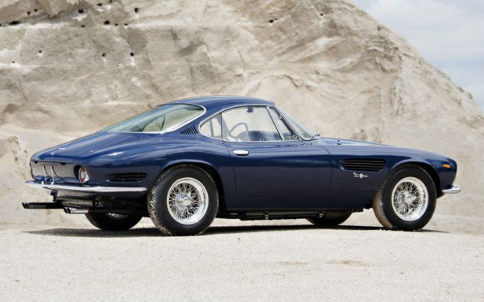 Εξαιρετική εμφάνιση δια χειρός Giugiaro. 