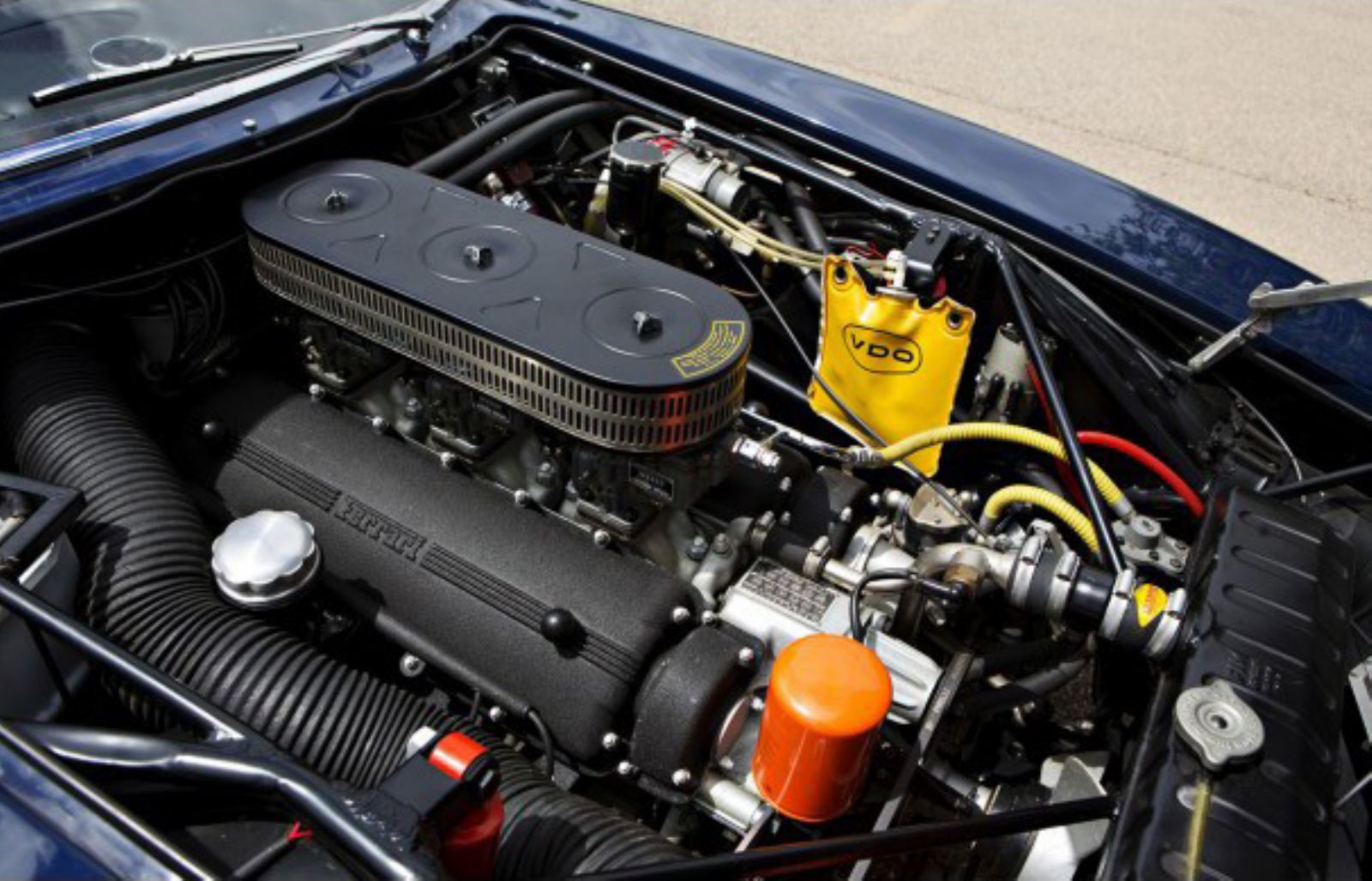 Ο τωρινός ιδιοκτήτης έχει κάνει τρεις αναπαλαιώσεις. Το αυτοκίνητο είναι άψογο όπως φαίνεται και από το μοτέρ.