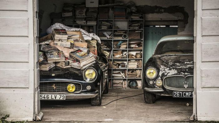 Η εν λόγω Ferrari (αριστερά) ήταν χαμένη για σχεδόν 40 χρόνια και βρέθηκε τον περασμένο Δεκέμβριο σε μία γαλλική φάρμα μαζί με άλλα 59 σπάνιες αντίκες