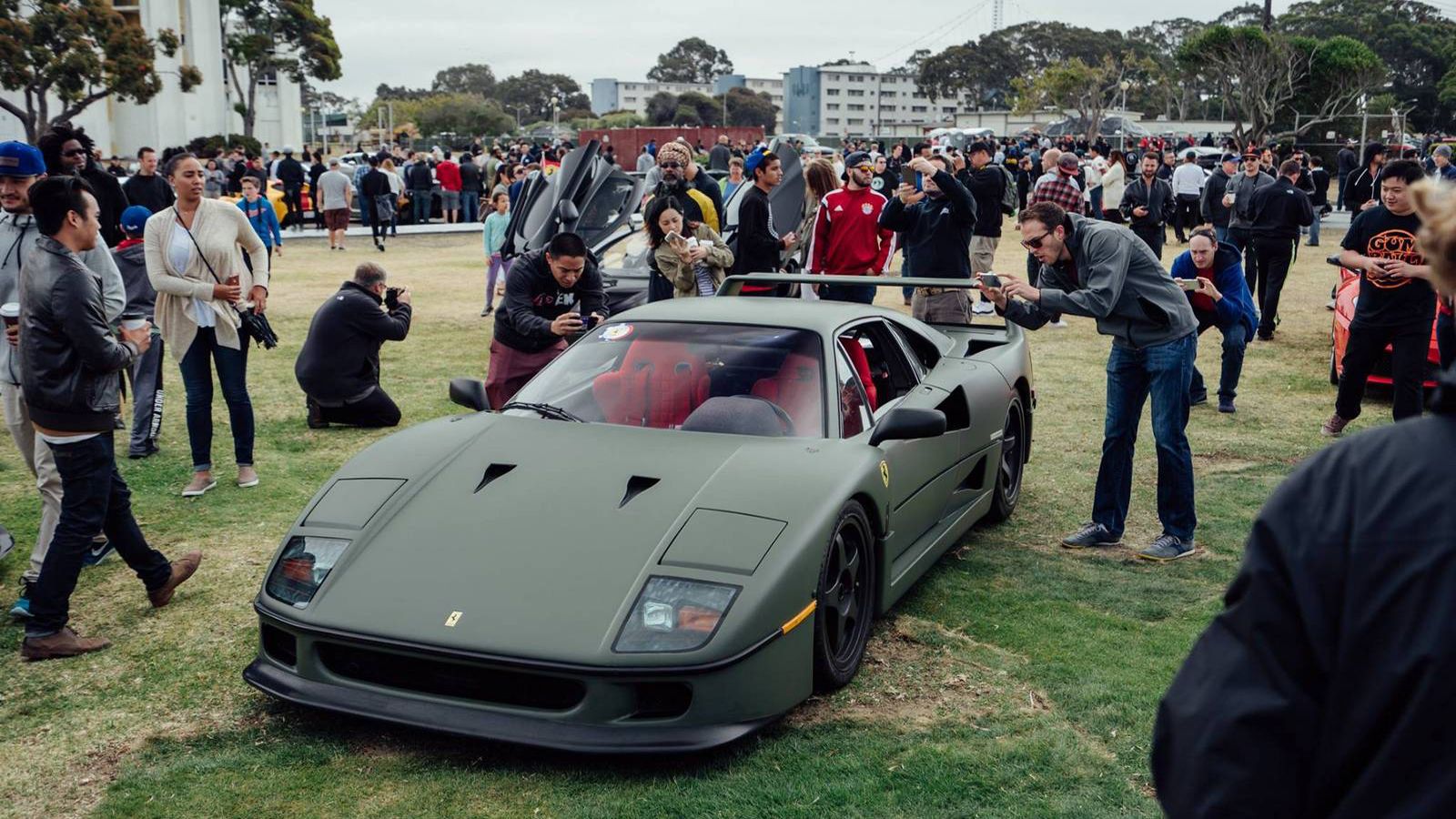 Μία ασυνήθιστη χρωματική επιλογή για Ferrari
