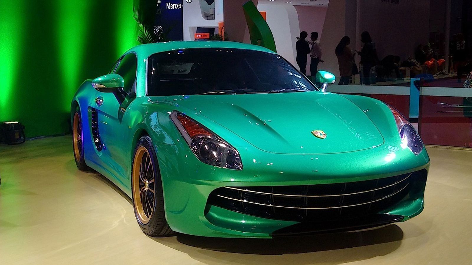 Στην εν λόγω Porsche Cayman έγινε «μεταμόσχευση» του προσώπου της Ferrari F12berlinetta.