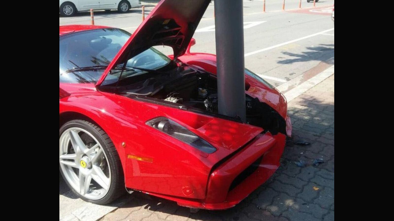 `Aδοξο τέλος είχει για έναν Νοτιοκορεάτη η βόλτα του με τη Ferrari Enzo.