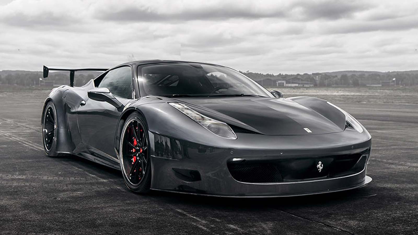 Το body kit της 458 είναι όλο από ανθρακονήματα.