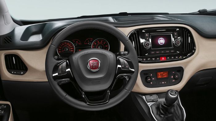 Το εσωτερικό του αυτοκινήτου είναι επανασχεδιασμένο. Στο κέντρο βρίσκουμε την οθόνη αφής (προαιρετικός εξοπλισμός), ενώ ο ψηλά τοποθετημένος επιλογέας