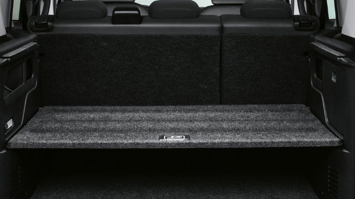 Ο χώρος αποσκευών έχει χωρητικότητα 790 λίτρων και μπορεί να φτάσει έως τα 3.200 με αναδίπλωση των καθισμάτων. Η εταζέρα μπορεί να τοποθετηθεί σε διάφ