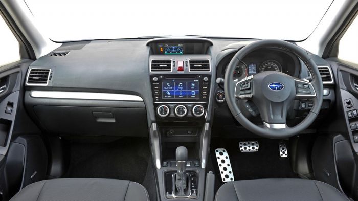 Στο ανανεωμένο Forester έχει τοποθετηθεί επιπλέον υλικό ηχομόνωσης, αλλά και ένα σύστημα infotainment με 7άρα οθόνη, το οποίο ανήκει στον στάνταρ εξοπ