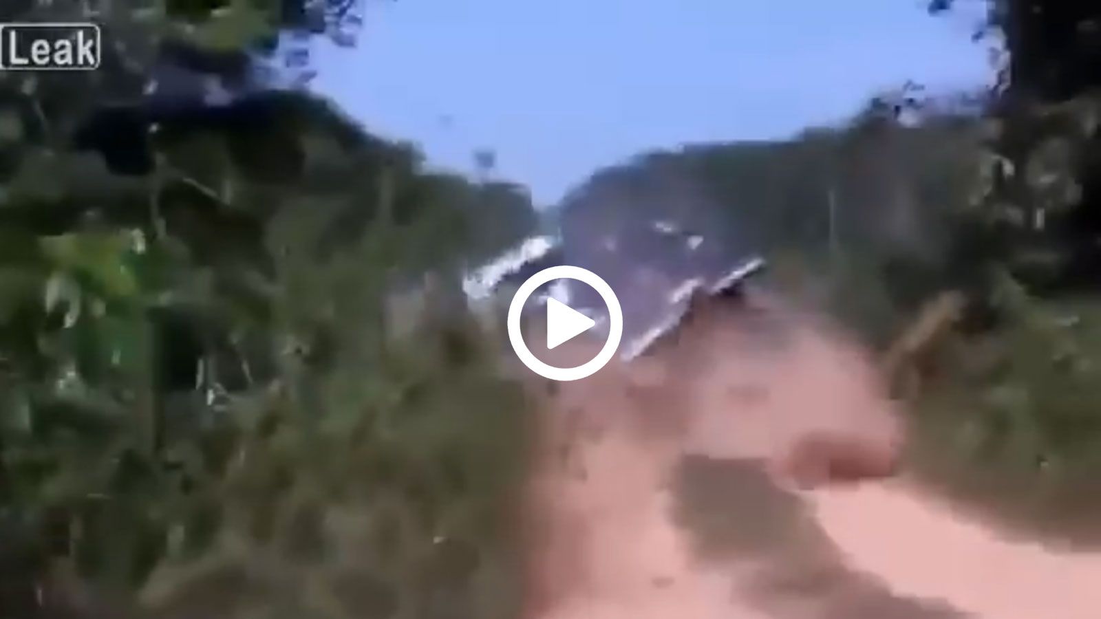 Φορτηγό πέφτει από γέφυρα!