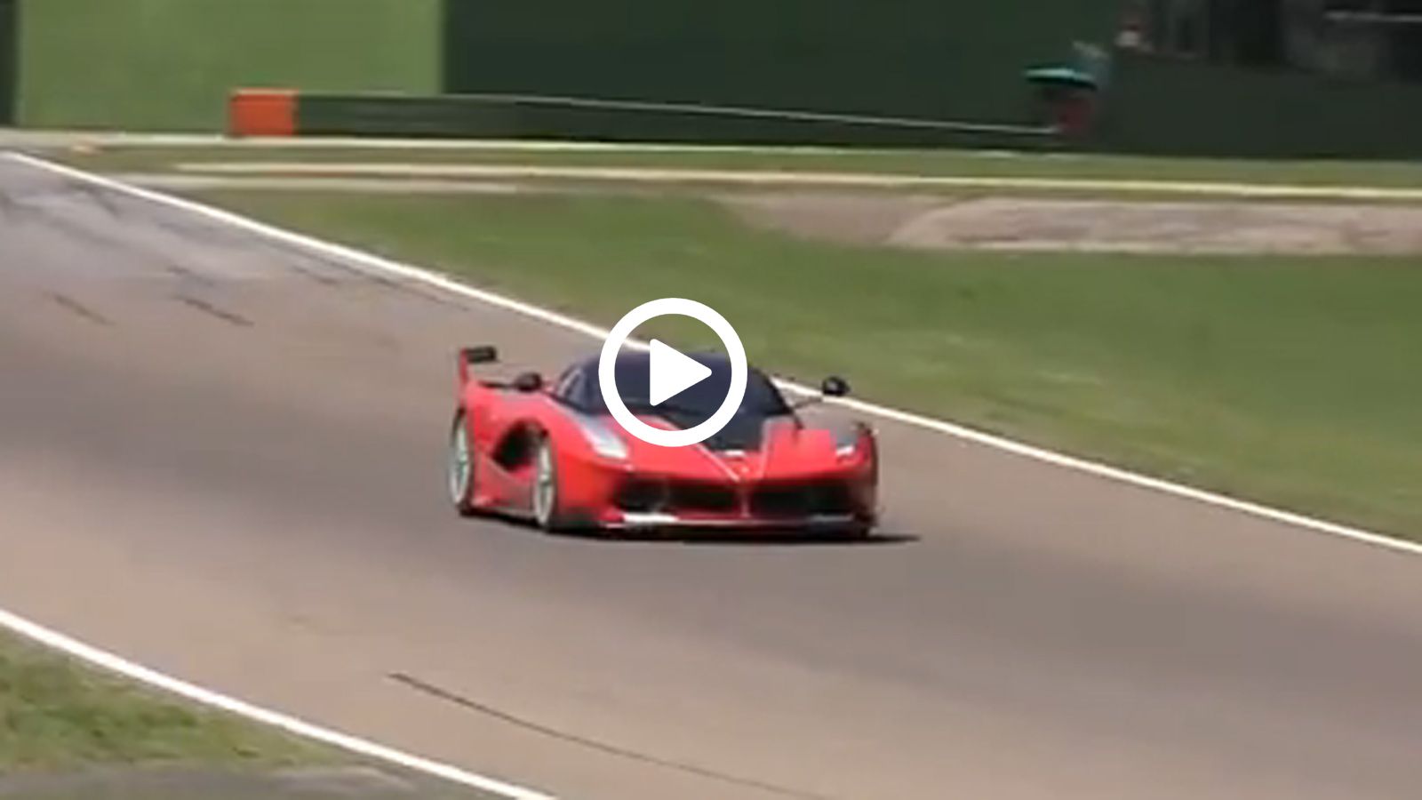 H συνδυαστική ισχύς της Ferrari FXX K αγγίζει τους 1.050 ίππους.