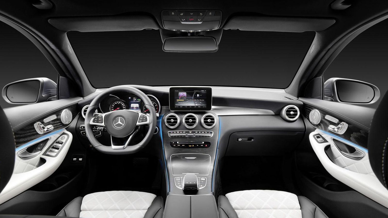 Το εσωτερικό της θυμίζει έντονα αυτό των υπόλοιπων μοντέλων της μάρκας και κυρίως της C-Class.