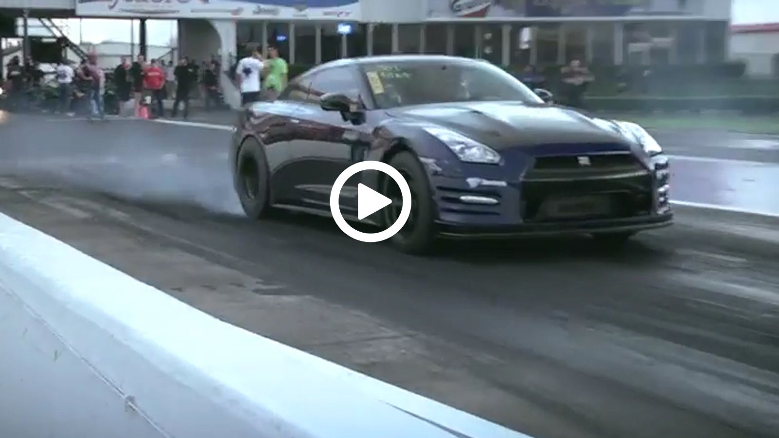 Nissan GT-R 2000 ίππων κάνει το τετρακοσάρι σε μόλις 7,49 δλ. και μοιράζει πόνο σε πολύ κόσμο.