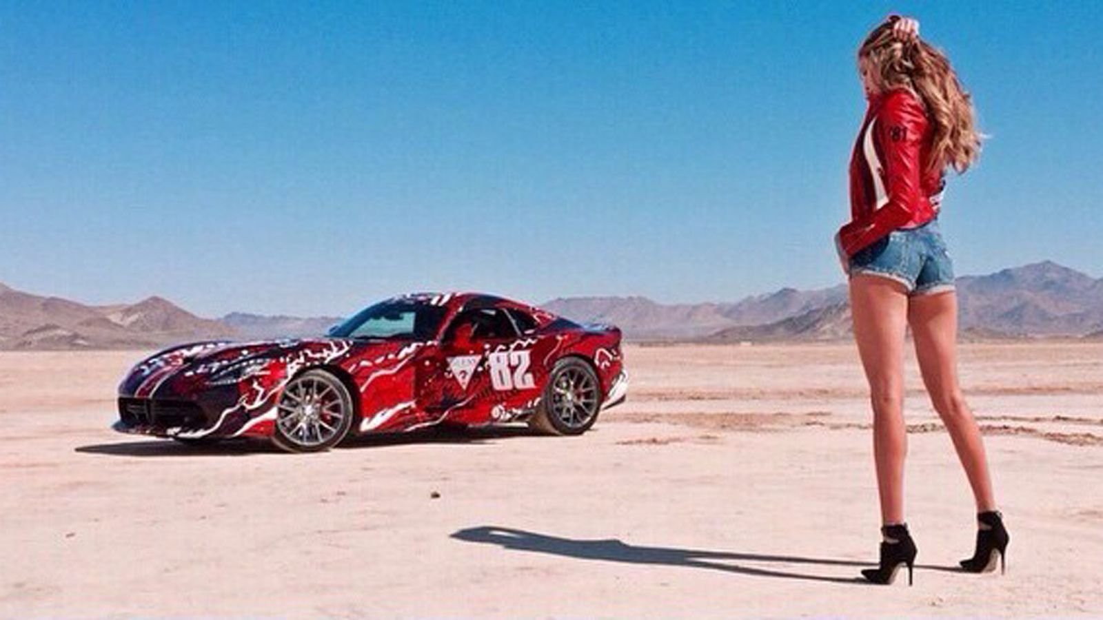 Όσο και αν προσπαθούν οι «κακόμοιρες» Dodge Viper SRT με την εκκεντρική «ενδυμασία» τους να τραβήξουν τα φώτα της δημοσιότητας πάνω τους, δύσκολα τα α