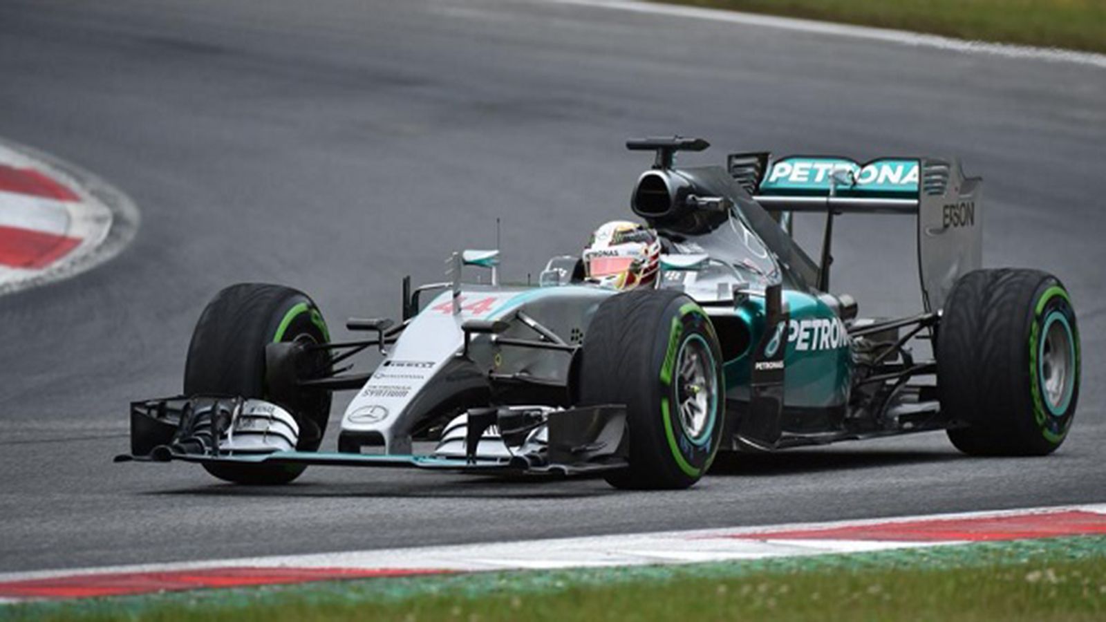 O poleman Lewis Hamilton 