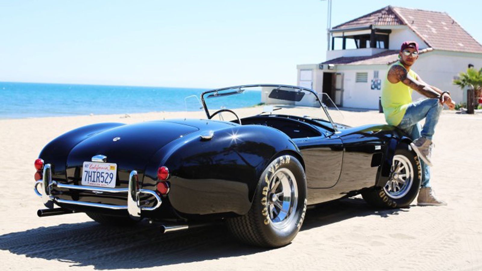 Η φωτογράφιση της Shelby Cobra έγινε στο Malibu της Καλιφόρνια.