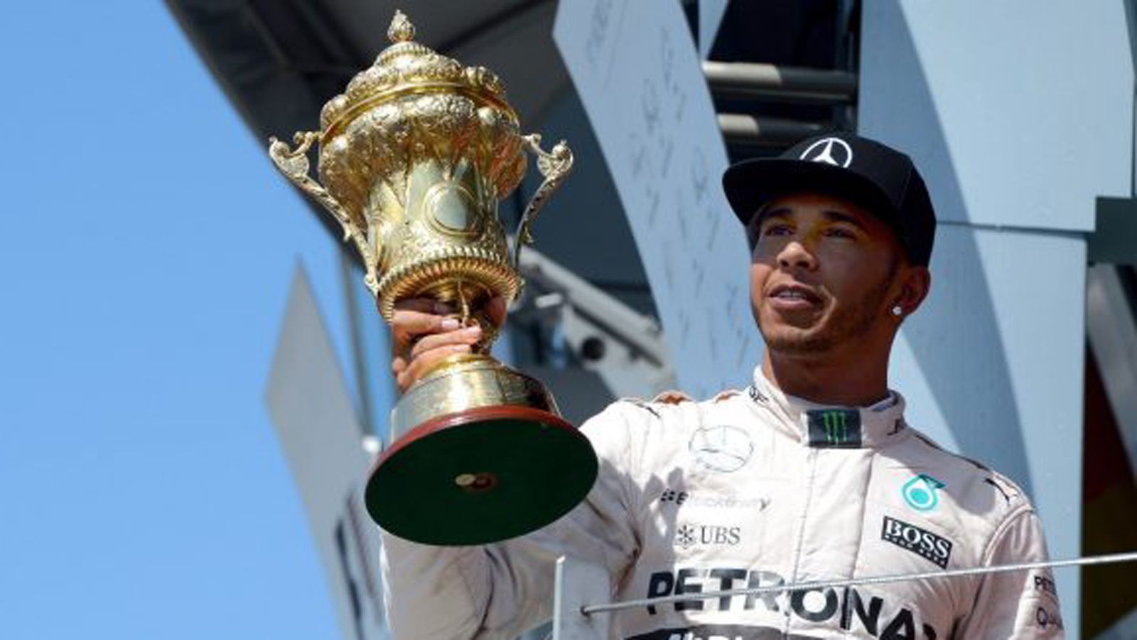 Ο Hamilton είναι ο έβδομος πιλότοτς της F1 που κατάφερε να κερδίσει τρεις φορές το γκραν πρι της πατρίδας του.
