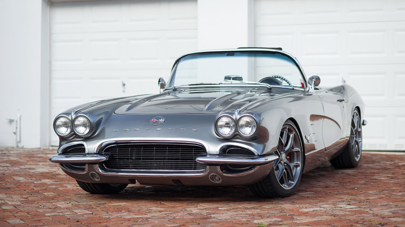 Η Corvette του 1962 μας υπενθυμίζει το πώς φτιάχνονταν κάποτε τα αυτοκίνητα, όταν ο άνθρωπος και το ταλέντο του ήταν πιο σημαντικά από τα ρομπότ και τ