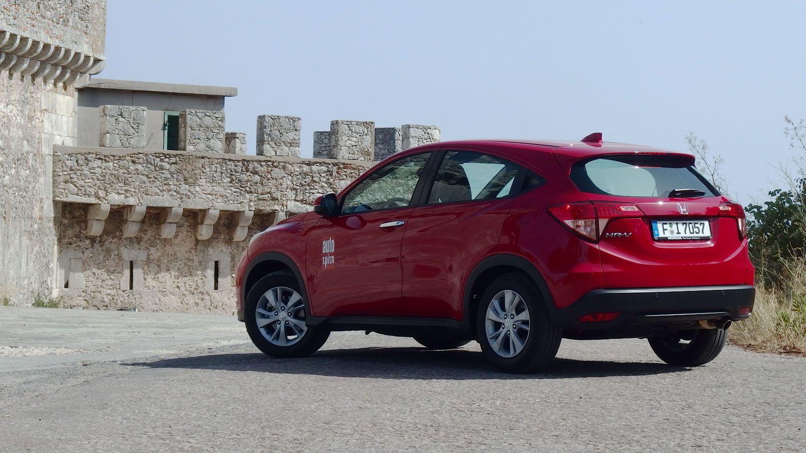 Στο πίσω μέρος η έντονη κλίση της οροφής παραπέμπει σε κουπέ.