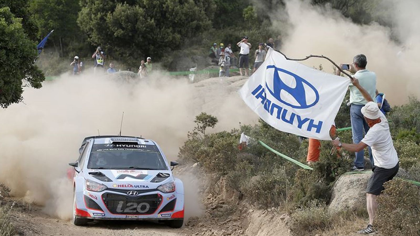 Ο Πάντον οδηγεί εξαιρετικά το Hyundai και τερμάτισε πρώτος την πρώτη ημέρα του αγώνα στην Σαρδηνία.