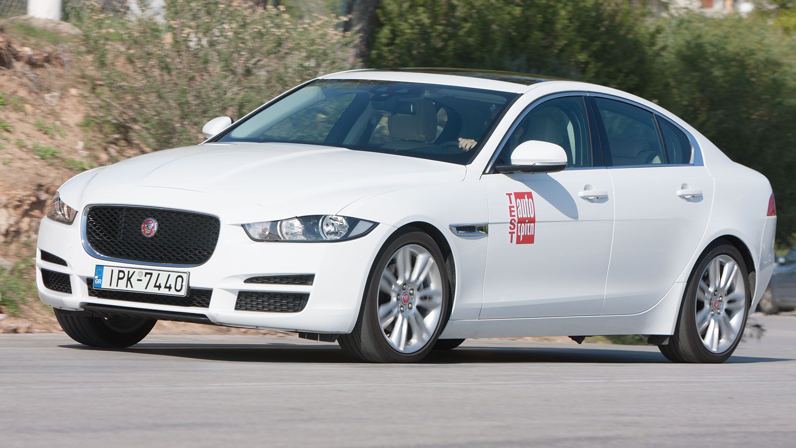 Η Jaguar XE είναι ευχάριστη οδηγικά. Το τιμόνι έχει πολύ καλή πληροφόρηση, η ανάρτηση αν και σχετικά σφιχτή τα καταφέρνει απέναντι στις ανωμαλίες του 