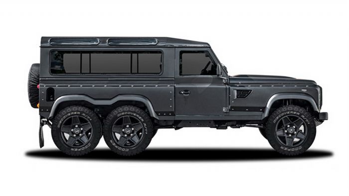 Όταν συγκριθεί με ένα «κανονικό» Land Rover Defender 110, το Huntsman 6x6 είναι μακρύτερο κατά 1.200 χλστ., ενώ είναι και πιο πλατύ κατά 150 χλστ. Για