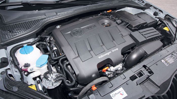 Ο 2,0 TDCi των 163 ίππων τραβάει από χαμηλά και είναι γραμμικός μέχρι και τις 4.000 σ.α.λ. Το αυτόματο κιβώτιο ταιριάζει πολύ στον οικογενειακό προσαν