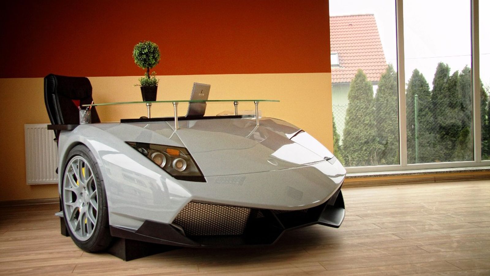 Το ιδιαίτερο γραφείο Lamborghini το κατασκευάζει κατά παραγγελία η πολωνική Design Epicentrum.