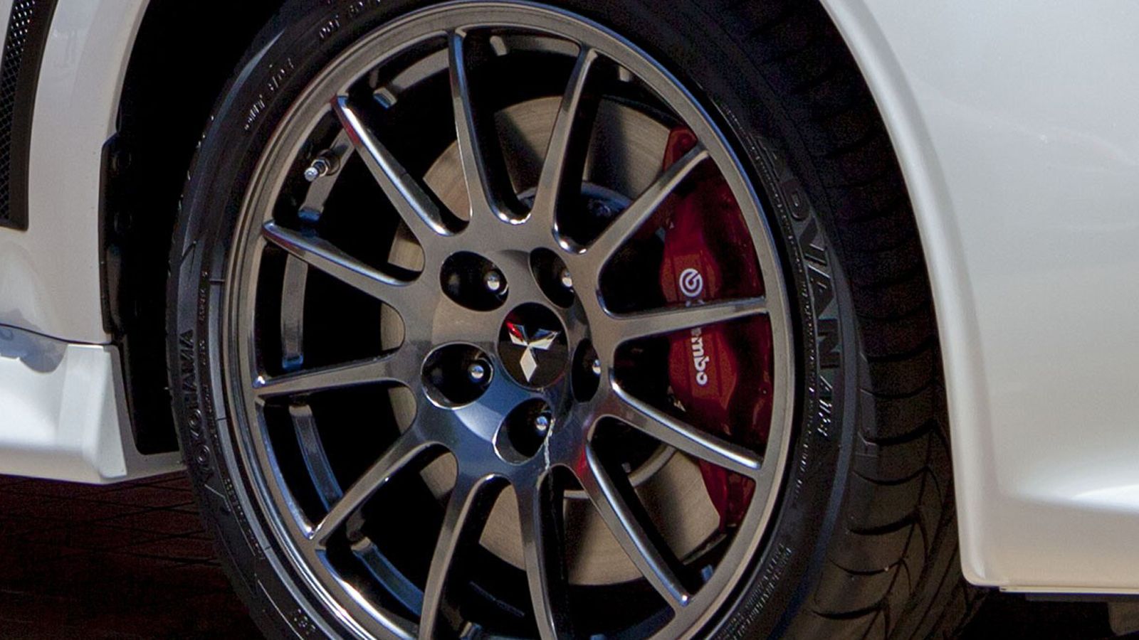 Οι ζάντες αλουμινίου είναι 18 ιντσών της BBS.