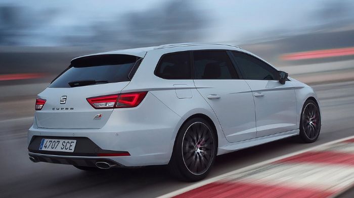 Οδηγώντας το Leon Cupra ST τόσο σε περιβάλλον πίστας όσο και στους επαρχιακούς δρόμους της Βαρκελώνης, εκπλήσσεσαι πώς συνδυάζει τα «αγωνιστικά» χαρακ