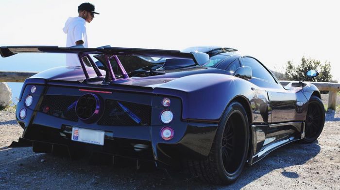 Ο Hamilton φαίνεται να έχει στη Pagani του μεγάλη αδυναμία –και όχι άδικα- και πρόσφατα πόσταρε στη σελίδα του στο Facebook δύο φωτογραφίες, όπο